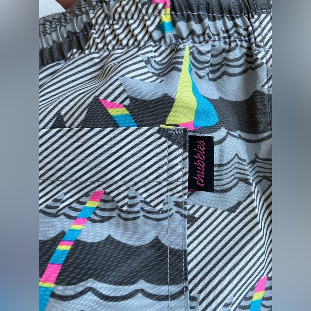 CHUBBIES 5.5” INSEAM SWIM TRUNKS SAILBOAT GRAY AND NEON - Picture 4 of 5